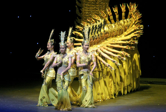 중국 장애인 예술단(CDPPAT)이 14일(현지시간) 멕시코 과달라하라의 텔멕스 오디토리움에서 열린 공연 ‘My Dream’ 무대에서 전통춤을 선보이고 있다. EPA 연합뉴스