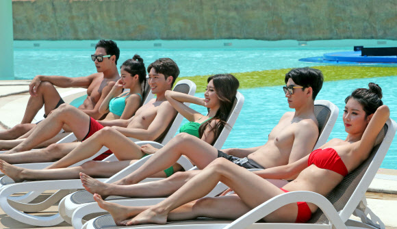 오션월드에서 일광욕