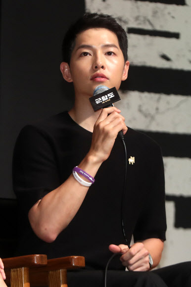 송중기 ’가슴에 위안부 뱃지’