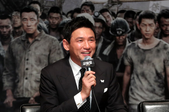 위안부 뱃지한 황정민