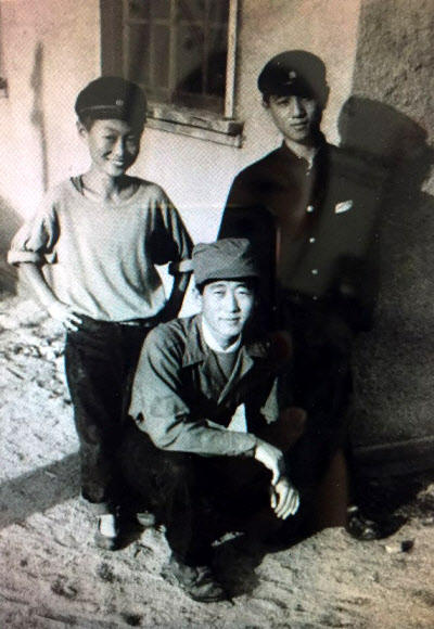 메클링 대령이 보관하고 있던 6·25 전쟁 때 대구기지에서 함께 근무한 박영섭(왼쪽부터), 김모(이름은 모름), 준하(성은 모름)씨의 모습. 연합뉴스