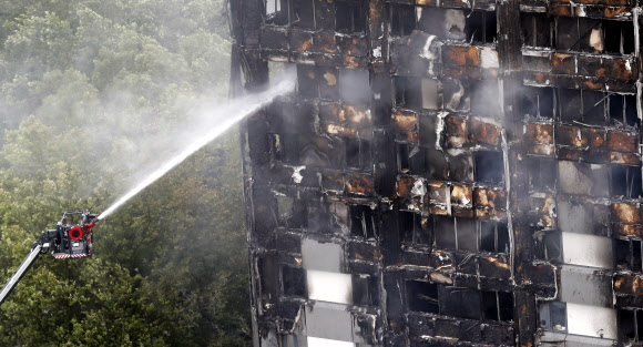 런던 아파트 화재 사망자 17명으로 늘어
