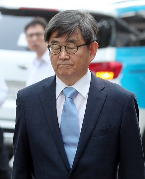 안경환 ’굳게 다문 입술’