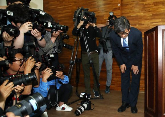 머리 숙여 인사하는 안경환 후보자