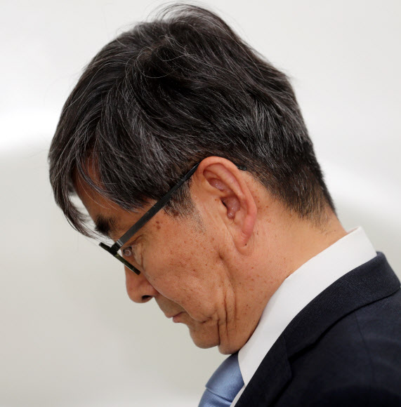 고개 숙인 안경환