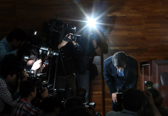 머리 숙여 인사하는 안경환