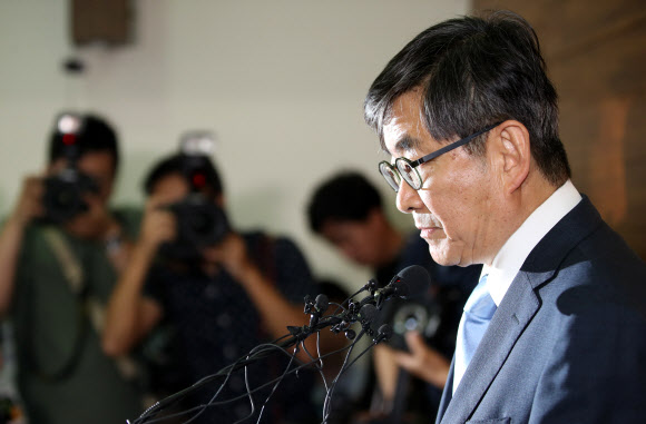 해명 기자회견 하는 안경환