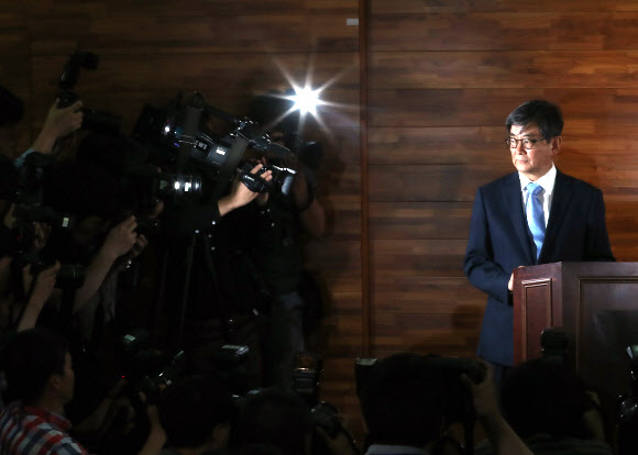 해명 기자회견 하는 안경환