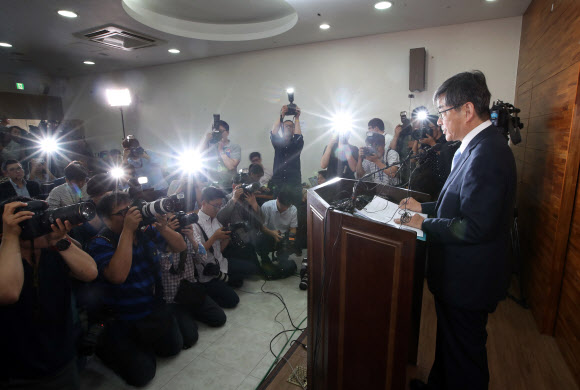 안경환에 ’관심집중’