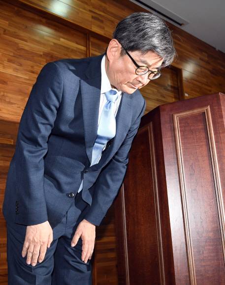 16일 서울 서초구 대한법률구조공단 서울개인회생 파산종합지원센터에서 안경환 법무부장관 후보자가 자신과 관련된 의혹들에 대한 입장발표를 한 후 인사를 하고 있다.  2017. 6. 16 정연호 기자 tpgod@seoul.co.kr