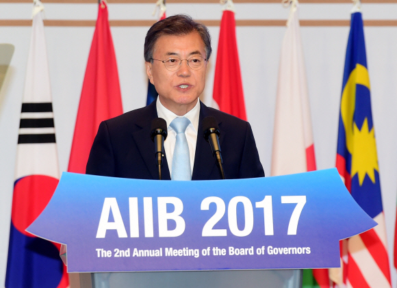 문재인 대통령이 16일 AIIB 연차총회 개회식에 참석해 모두 발언을  하고 있다. 2017. 06. 16 안주영 기자 jya@seoul.co.kr