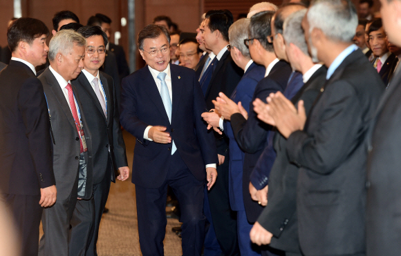 문재인 대통령이 16일 AIIB 연차총회 개회식에 참석해 주요 참석인사들과 인사를 나누고 있다. 2017. 06. 16 안주영 기자 jya@seoul.co.kr