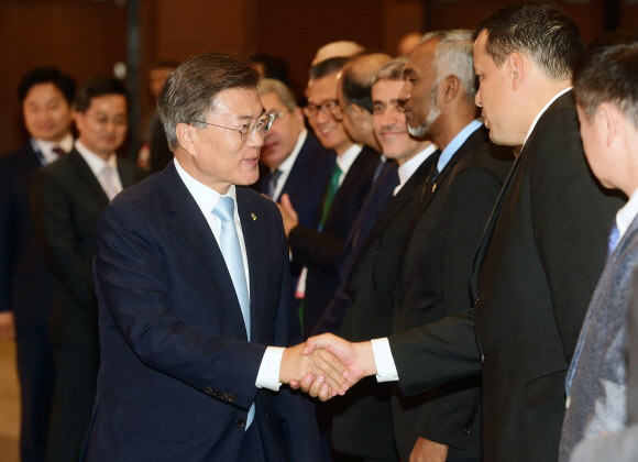 문재인 대통령이 16일 AIIB 연차총회 개회식에 참석해 주요 참석인사들과 인사를 나누고 있다. 2017. 06. 16 안주영 기자 jya@seoul.co.kr