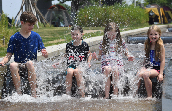 서울에 첫 폭염주의보가 발령된 16일 오후 서울 여의도 마포대교 남단에서 미국 어린이들이 물놀이를 하고 있다. 2017.6.16 도준석 기자 pado@seoul.co.kr