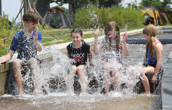 서울에 첫 폭염주의보가 발령된 16일 오후 서울 여의도 마포대교 남단에서 미국 어린이들이 물놀이를 하고 있다. 2017.6.16 도준석 기자 pado@seoul.co.kr