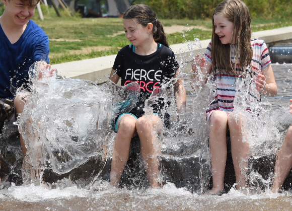 서울에 첫 폭염주의보가 발령된 16일 오후 서울 여의도 마포대교 남단을 찾은 시민들이 더위를 식히고 있다. 2017.6.16 도준석 기자 pado@seoul.co.kr