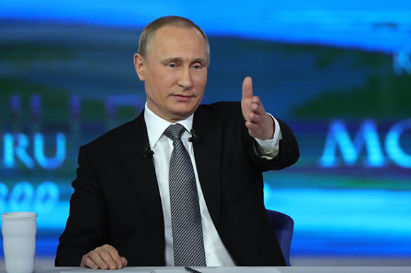 블라디미르 푸틴 러시아 대통령이 15일(현지시간) 모스크바의 TV 방송국 스튜디오에서 열린 제 15차 국민과의 대화에서 질문을 받고 있다.  모스크바 AP 연합뉴스 