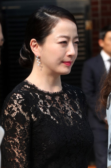 노현정 시크한 하객패션