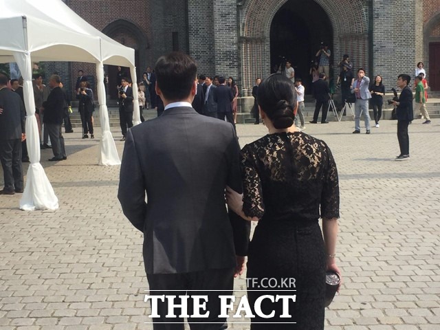 노현정 전 아나운서(오른쪽)가 남편 정대선 사장과 결혼식장에 들어가고 있다.