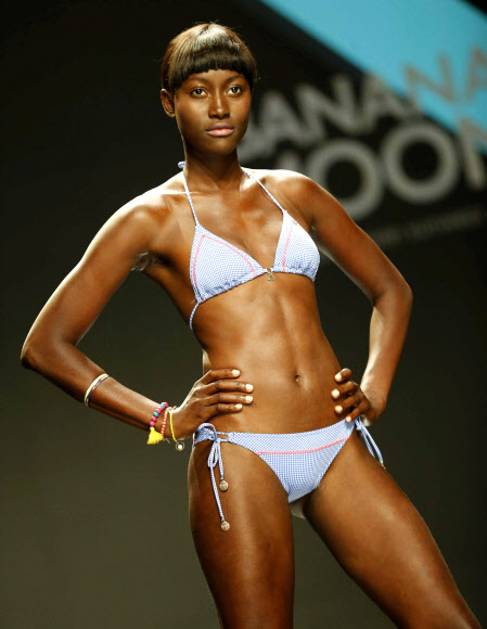 17일(현지시간) 스페인령 카나리아제도 라스팔마스에서 열린 ‘그란 카나리아 수영복 패션 위크(Gran Canaria Swimwear Fashion Week)’중 모델이 미국 디자이너 바나나 문의 작품을 선보이고 있다. EPA 연합뉴스