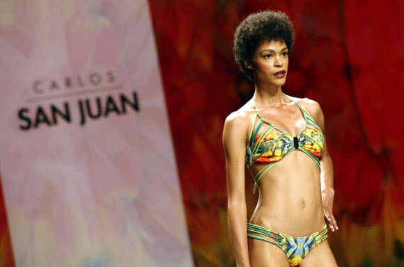 17일(현지시간) 스페인령 카나리아제도 라스팔마스에서 열린 ‘그란 카나리아 수영복 패션 위크(Gran Canaria Swimwear Fashion Week)’중 모델이 스페인 디자이너 카를로르 산후안의 작품을 선보이고 있다. EPA 연합뉴스