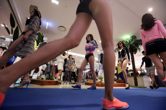 18일 오전 소공동 롯데백화점 본점에서 수영복 패션쇼가 열리고 있다. 롯데백화점은 오는 22일까지 스포츠 박람회를 진행한다.  연합뉴스