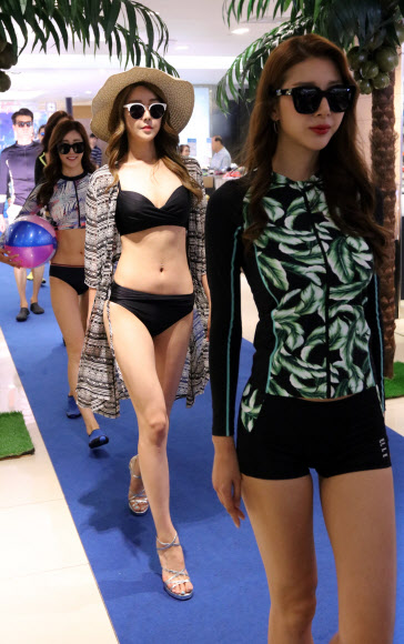 18일 오전 소공동 롯데백화점 본점에서 수영복 패션쇼가 열리고 있다. 롯데백화점은 오는 22일까지 스포츠 박람회를 진행한다.  연합뉴스