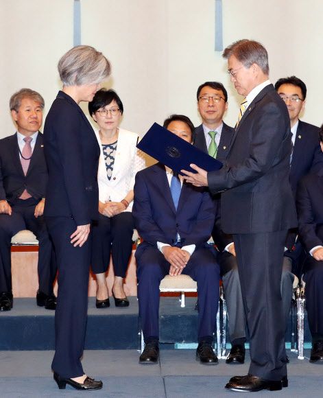 문재인 대통령이 18일 청와대에서 강경화 외교부 장관에게 임명장을 수여하고 있다.  연합뉴스