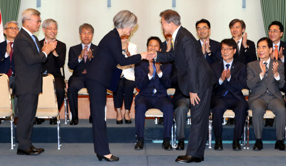 문재인 대통령이 18일 청와대에서 강경화 외교부 장관에게 임명장을 수여하고 있다.  연합뉴스
