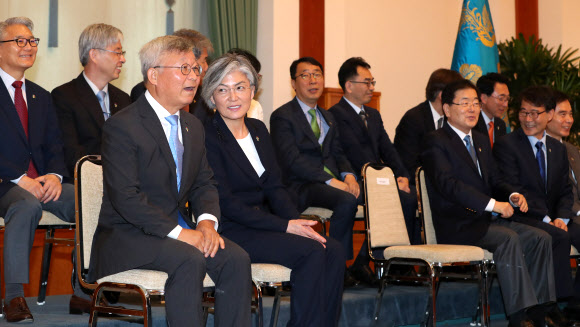 강경화 외교부 장관이 18일 청와대에서 열린 임명장 수여식에 앞서 문 대통령을 기다리며 남편 이일병 교수와 밝은 표정으로 앉아 있다.  연합뉴스