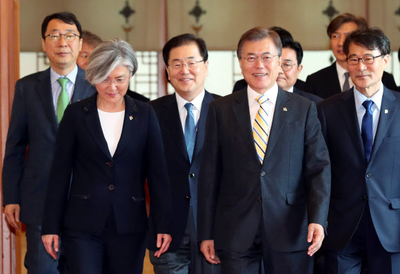 문재인 대통령이 18일 청와대에서 강경화 외교부 장관 임명식을 마치고 밝은 표정으로 차담회 장소로 이동하고 있다.  연합뉴스