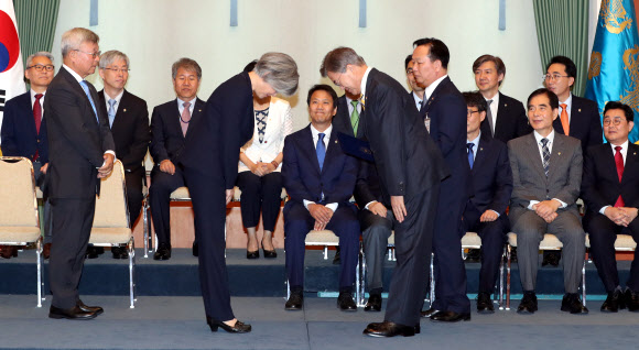 문재인 대통령이 18일 청와대에서 강경화 외교부 장관에게 임명장을 수여하며 인사하고 있다.  연합뉴스