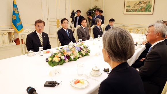 문재인 대통령이 18일 청와대에서 강경화 외교부 장관 임명식을 마치고 차담회하며 발언하고 있다.  연합뉴스