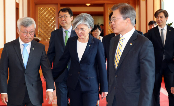 문재인 대통령이 18일 청와대에서 강경화 외교부 장관 임명식을 마치고 강 장관 등과 차담회 장소로 이동하고 있다. 왼쪽은 남편 이일병 교수.  연합뉴스