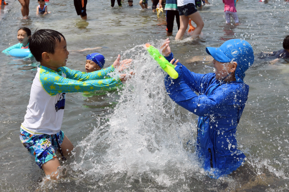 전국 곳곳에 폭염주의보와 경보가 발령된 18일 오후 서울 여의도 물빛광장을 찾은 어린이들이 물놀이를 하며 더위를 식히고 있다.  도준석 기자 pado@seoul.co.kr