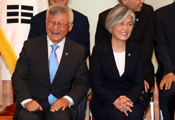 강경화 외교부 장관이 18일 청와대에서 열린 임명장 수여식에 앞서 문 대통령을 기다리며 남편 이일병 교수와 밝은 표정으로 앉아 있다.  연합뉴스