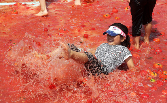 토마토 풀장에서 발장구치는 어린이