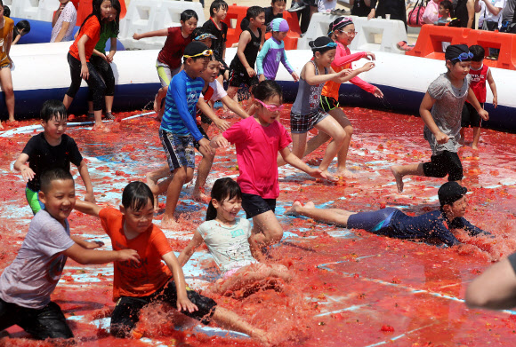 토마토 축제를 즐기는 어린이들