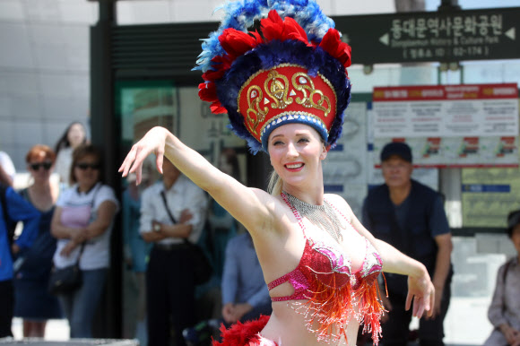 18일 오후 서울 중구 동대문디자인플라자(DDP) 앞 장충단로에 마련된 301m 보행전용 거리에 글로벌 콘서트가 열리고 있다. 이날 보행전용 거리는 ’라틴아메리카의 문화’를 주제로한 공연ㆍ음식ㆍ문화체험 프로그램 등을 진행한다.    연합뉴스