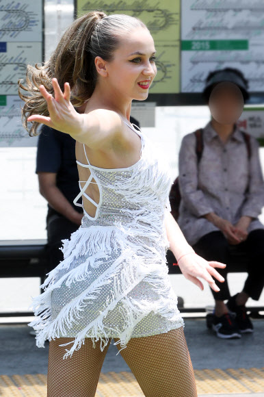 18일 오후 서울 중구 동대문디자인플라자(DDP) 앞 장충단로에 마련된 301m 보행전용 거리에 글로벌 콘서트가 열리고 있다. 이날 보행전용 거리는 ’라틴아메리카의 문화’를 주제로한 공연ㆍ음식ㆍ문화체험 프로그램 등을 진행한다.    연합뉴스