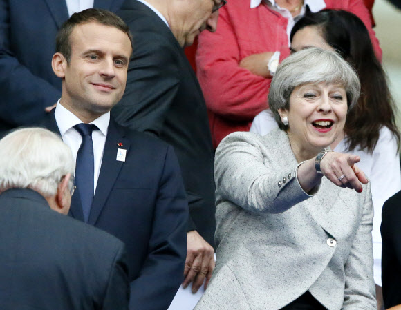 축구 경기 관람하는 마크롱과 메이