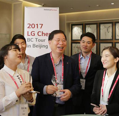 박진수(앞줄 왼쪽 두 번째) LG화학 부회장이 16일 중국 베이징에서 열린 ‘BC투어’ 채용 행사에서 참가자들과 이야기를 나누고 있다. LG화학 제공