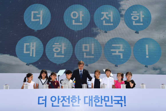 문재인 대통령이 19일 고리원전 1호기 영구 정지 선포식에 참석해  어린아이들과 정지 버튼 세리머니를 하고 있다.  안주영 기자 jya@seoul.co.kr