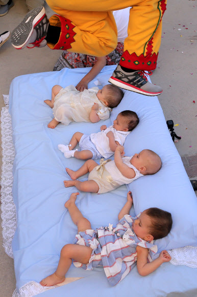 18일(현지시간) 스페인 부르고스 인근 카스트릴로 데 무르시아에서 열린 스페인 전통 의식인 ‘엘 콜라초(El Colacho)’에서 한 남성이 매트리스에 누워있는 아기들을 뛰어넘고 있다. 1620년부터 이어져오고 있는 이 의식은 악령 의상을 차려입은 남성이 생후 1년이 안된 아기들 위로 뛰어넘는 것으로 주민들은 악마를 내쫓고 아기들에게 축복이 내려진다고 믿는다.  AP 연합뉴스