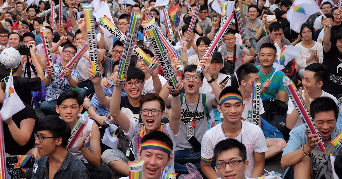 지난 5월 대만 동성혼 합법화 소식에 환호하는 타이베이 시민들. AFP 연합뉴스