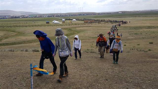 한국인 관광객과 몽골 주민 등 500여명이 18일(현지시간) 몽골 올레 개장식을 가진 뒤 1코스를 걷고 있다.