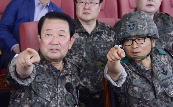 박주선 국민의당 비상대책위원장과 6사단 이진형 소장이 20일 오전 강원도 철원 평화전망대에서 전방을 살피고 있다. 2017. 06. 20 도준석 기자 pado@seoul.co.kr
