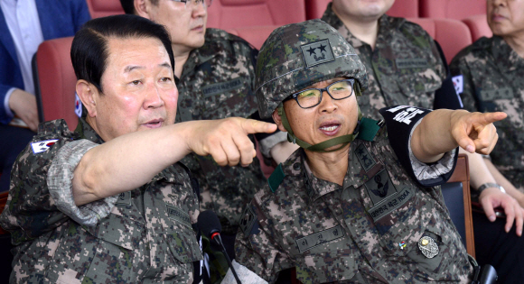 박주선 국민의당 비상대책위원장과 6사단 이진형 소장이 20일 오전 강원도 철원 평화전망대에서 전방을 살피고 있다. 2017. 06. 20 도준석 기자 pado@seoul.co.kr