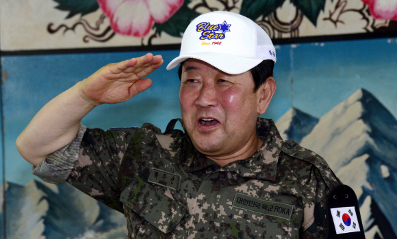 박주선 국민의당 비상대책위원장이 20일 오전 강원도 철원 6사단 수색대대를 방문해 장병들과 식사를 마친 뒤 선물 받은 모자를 쓰고 경례를 하고 있다. 2017. 06. 20 도준석 기자 pado@seoul.co.kr