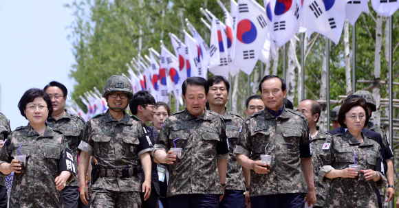 박주선 국민의당 비상대책위원장을 비롯한 지도부가 20일 오전 강원도 철원 백마고지 전적지 충혼탑을 참배한 뒤 이동하고 있다. 2017. 06. 20 도준석 기자 pado@seoul.co.kr